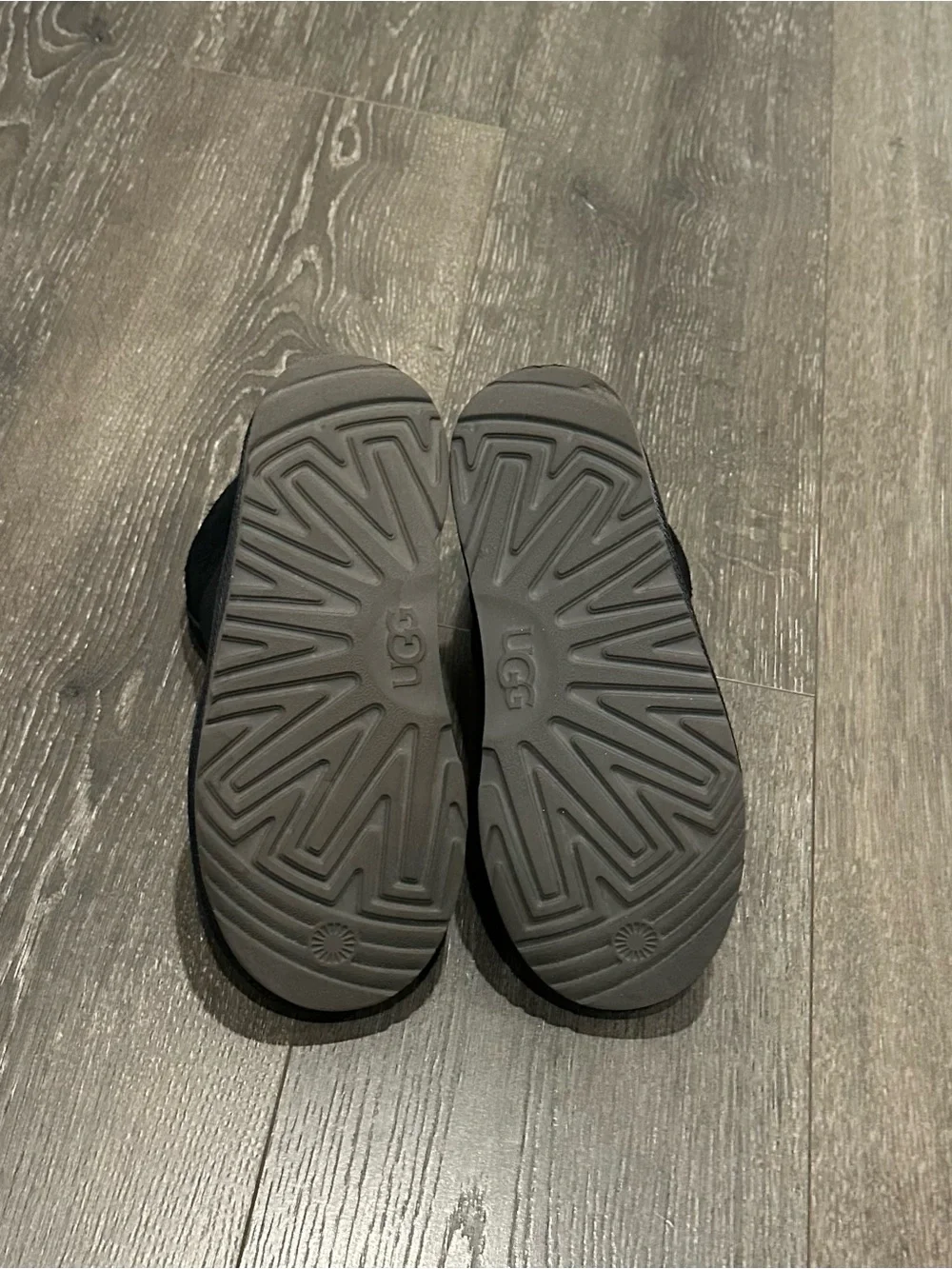 UGG Black Label Interior Size Tag Detail kids size 2